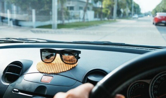Do polarized sunglasses at Eye2Lens help reduce glare while driving in Sector-50, Gurugram?